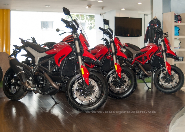 
Bộ đôi mô tô phân khối lớn Ducati Hypermotard 939 và Hyperstrada 939 từng chính thức trình làng trong triển lãm EICMA 2015, đã được hãng Ducati Việt Nam phân phối chính hãng với mức giá lần lượt là 456 và 500 triệu Đồng.
