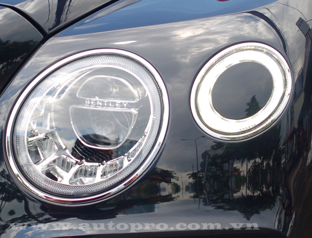 
Hệ thống này có thể hoạt động ngay cả khi xe đang chạy, trong đó, vòi phun bọt và nước rửa sẽ tự động bật ra từ phần giữa của đèn pha ngoài cùng, giúp loại bỏ bụi bẩn và bùn đất bám trên chóa đèn pha của Bentley Bentayga.
