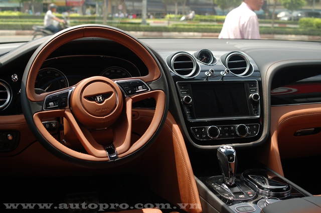 
Dịch sang bên phải Bentley Bentayga có đồng hồ xem giờ thiết kế sang trọng, màn hình cảm ứng 8 inch và bệ cần số với các chi tiết bằng nhôm làm điểm nhấn trong thiết kế.
