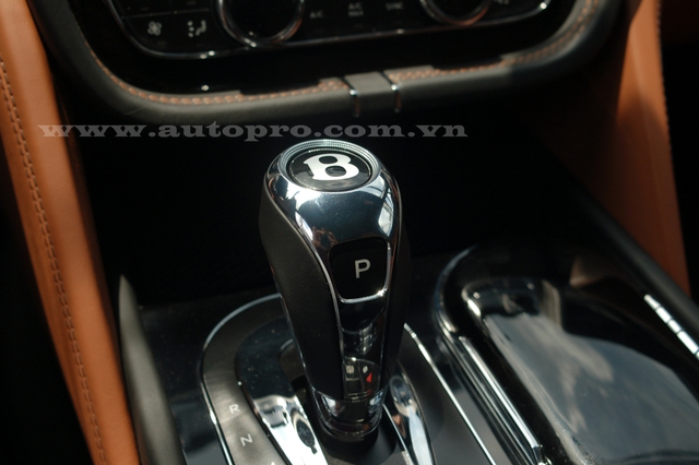 
Sức mạnh được truyền tới cả 4 bánh thông qua hộp số tự động 8 cấp. Nhờ đó, Bentley Bentayga có thể tăng tốc từ 0-96 km/h trong 4 giây trước khi đạt vận tốc tối đa 301 km/h.
