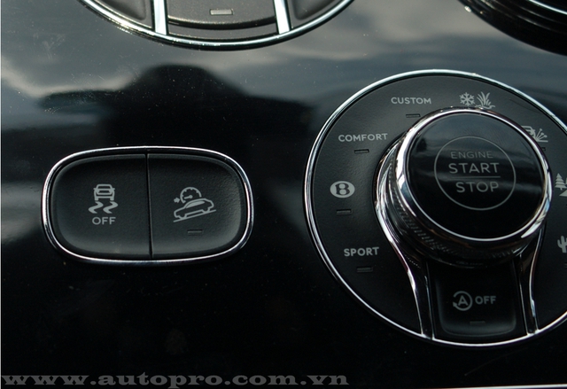 
Bentley Bentayga được trang bị 3 chế độ lái được kích hoạt qua núm cảm ứng được đặt trên cụm điều khiển trung tâm. Tại thị trường Mỹ, Bentley Bentayga tiêu chuẩn có giá khởi điểm 230.000 USD.
