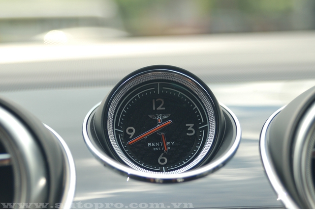 
Cận cảnh đồng hồ xem giờ trên chiếc SUV hạng sang của Bentley.
