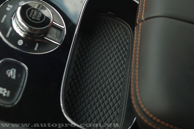 
Ở phía đáy các hộc đựng đồ của Bentley Bentayga đều sử dụng vật liệu da mềm và trần chỉ bắt mắt.

