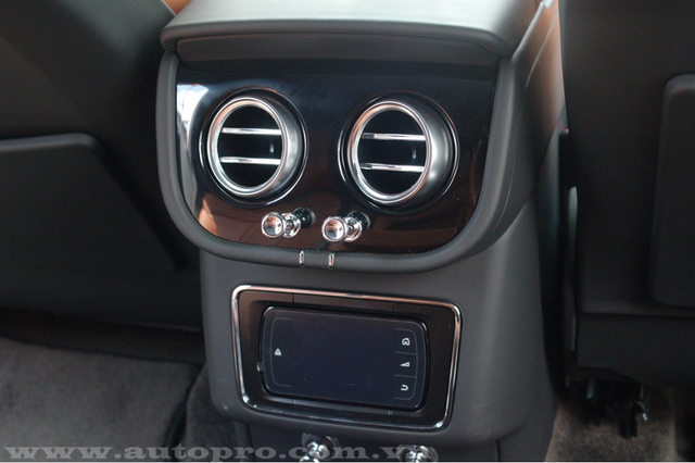 
Ở trang bị tiêu chuẩn, Bentley Bentayga có một màn hình cảm ứng 3,5 inch dùng để điều khiển điều hòa.
