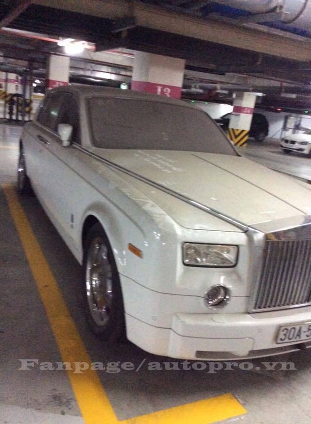 
Rolls-Royce Phantom trắng với lớp bụi dày đặc trên ngoại thất. Ảnh: Giang Lê/Page-Autopro.vn.
