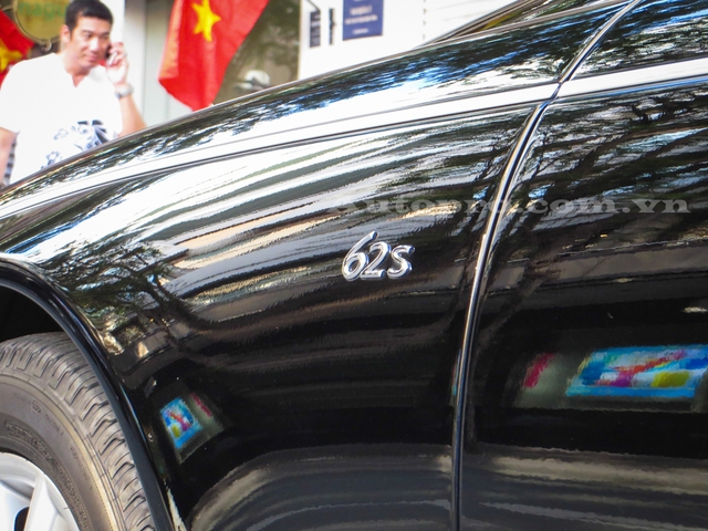 
Logo 62S xuất hiện bên hông xe vừa thể hiện chiếc xe có chiều dài 6.200 mm, ngoài ra, còn là phiên bản đặc biệt.
