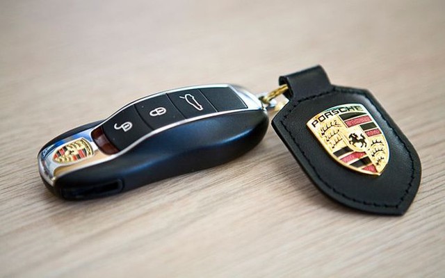 
Chìa khóa ô tô của Porsche mang hình dáng của một chiếc xe của hãng. Tuy nhiên, Porsche Panamera thế hệ thứ 2 đã loại bỏ thiết kế này.
