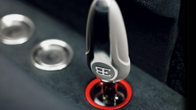
Bugatti Veyron Topspeed key là mẫu chìa khóa biến Bugatti Veyron Super Sport trở nên thấp hơn (hạ gầm), thể thao hơn (chỉnh cánh gió) và mạnh hơn (tăng vận tốc cực đại từ 354km/h lên 430km/h).
