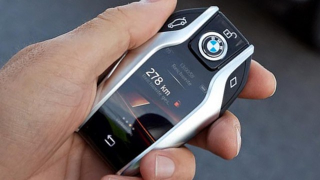 
Một trong những chìa khóa ô tô được đánh giá cao nhất ở thời điểm hiện tại là của BMW 7 Series. Đây như một máy tính bảng thu nhỏ khi có màn hình cảm ứng ngay trên thân chìa khóa với nhiều thao tác giao tiếp với xe hơi.
