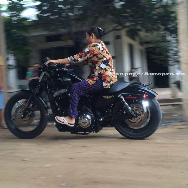 
Má Mười cầm lái chiếc mô tô phân khối lớn trong khu vực biệt lập.
