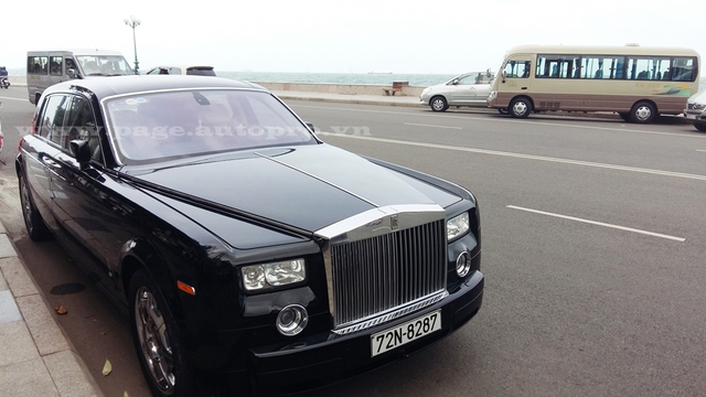 
Khi về nước vào cuối tháng 9/2008, chiếc Phantom EWB của đại gia Lê Ân, ông chủ Làng Du lịch Chí Linh tại phường 10, TP Vũng Tàu, trở thành chiếc Rolls-Royce đắt nhất ở thời điểm đó với mức giá 1,54 triệu USD, tương đương 25 tỷ Đồng.
