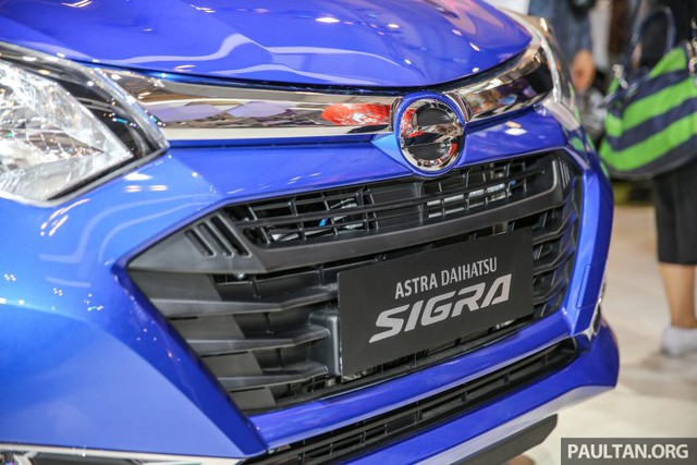
Về thiết kế, Daihatsu Sigra gần như giống hoàn toàn so với Toyota Calya, chỉ trừ phần đầu xe và logo nhà sản xuất. Bản thân Daihatsu Sigra cũng được định vị thấp hơn Toyota Calya tại thị trường Indonesia.
