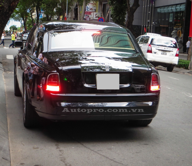 
Thiết kể cổ điển cùng nội thất quý tộc giúp những chiếc Rolls-Royce Phantom khá được ưa chuộng tại thị trường Việt Nam.
