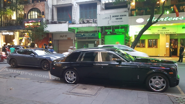 
Rolls-Royce Phantom và chiếc coupe 4 cửa Porsche Panamera.
