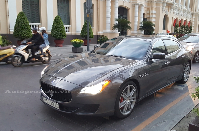 
18h chiều, chiếc Maserati Quattroporte màu xám ghi thuộc sở hữu của đại gia Phạm Trần Nhật Minh hay còn gọi Minh Nhựa lặng lẽ xuất hiện trên con đường Lê Thánh Tôn gần Trụ sở Ủy ban Nhân dân TP.HCM.
