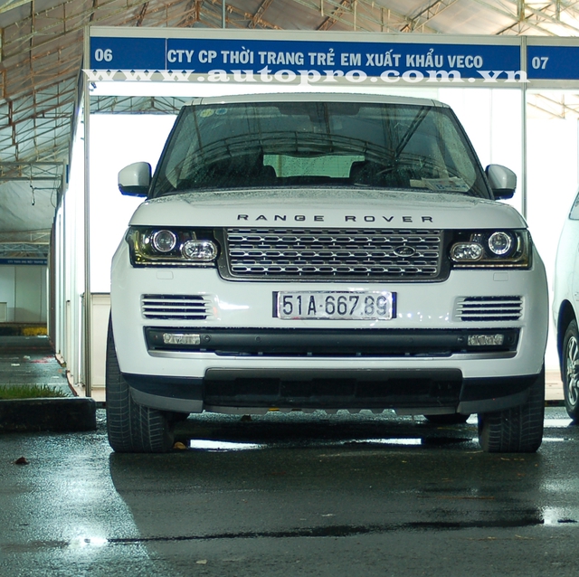 
Range Rover Supercharged với biển kiểm soát san bằng tất cả. Chiếc SUV sử dụng động cơ V8, dung tích 5.0 lít, sản sinh công suất tối đa 510 mã lực, thời gian tăng tốc lên 100 km/h từ vị trí xuất phát vào khoảng 5,4 giây. Tại thị trường Việt Nam xe có mức giá bán 5,9 tỷ Đồng.
