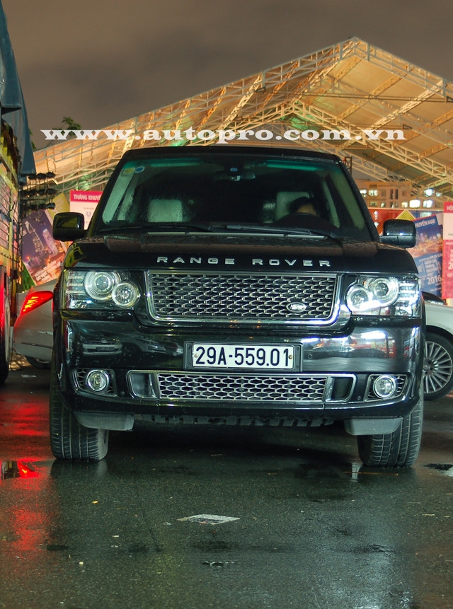 
Thương hiệu Range Rover khá được ưa chuộng tại thị trường Việt Nam và trong đêm chung kết cuộc thi Hoa Hậu Việt Nam 2016 có ít nhất 6 chiếc SUV hạng sang đến từ Anh Quốc xuất hiện trong bãi đỗ xe nhà thi đấu Phú Thọ.
