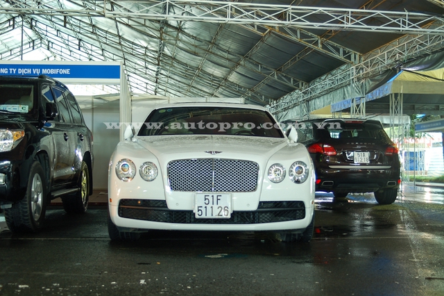 
Nổi bật trong số đó là mẫu xe siêu sang Bentley Flying Spur V8 2015 của một đại gia sinh sống tại Sài thành.
