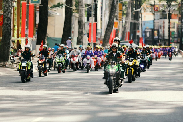 
Ngay sau đó, đoàn xe mô tô cùng 100 đôi uyên ương trên xe đạp điện theo lộ trình phố đi bộ Nguyễn Huệ vòng ra Pastuer và dạo qua các tuyến đường như Võ Thị Sáu - 3 tháng 2 -Hoà Bình Đầm Sen -Lũy Bán Bích trước khi về địa điểm tổ chức tiệc cưới.
