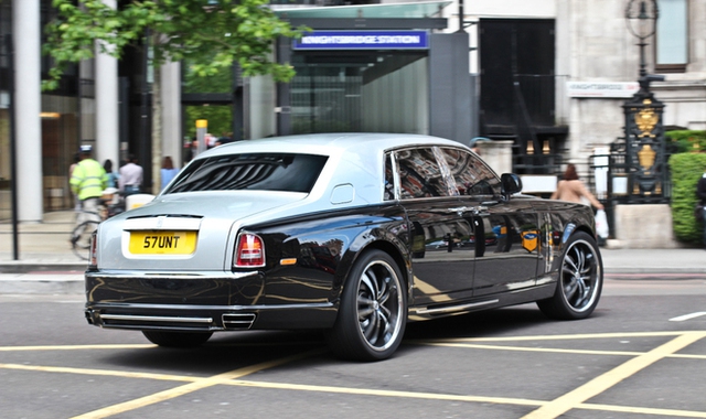 
Thêm một chiếc Rolls-Royce Phantom do nhà độ Mansory lột xác và có tên gọi là Conquistador.
