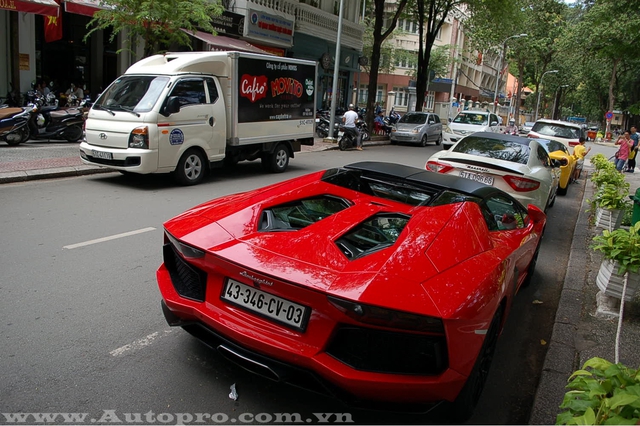 Vì thế siêu xe này nhận được nhiều sự chú ý của các bạn trẻ mê xe Sài thành. Aventador LP700-4 Roadster sử dụng động cơ V12, dung tích 6,5 lít, sản sinh công suất tối đa 700 mã lực và mô-men xoắn cực đại 690 Nm. Sức mạnh được truyền tới cả bốn bánh thông qua hộp số tự động 7 cấp ISR. Nhờ đó, xe có thể tăng tốc từ 0-100 km/h trong 2,9 giây trước khi đạt vận tốc tối đa 349 km/h.