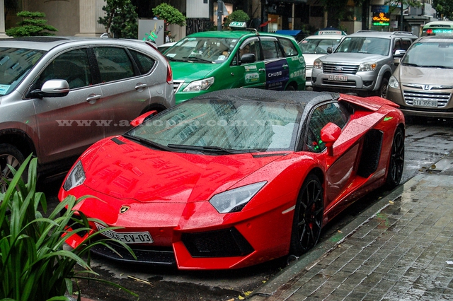 
Việc bắt gặp một chiếc siêu xe lăn bánh hay đỗ trên các con phố trung tâm tại Sài Gòn đã trở thành việc quá đỗi quen thuộc với nhiều người đi đường mỗi dịp cuối tuần. Tuy nhiên, việc một chiếc siêu xe như Lamborghini Aventador Roadster tắm mưa ngay trên phố thì lại khá hiếm.
