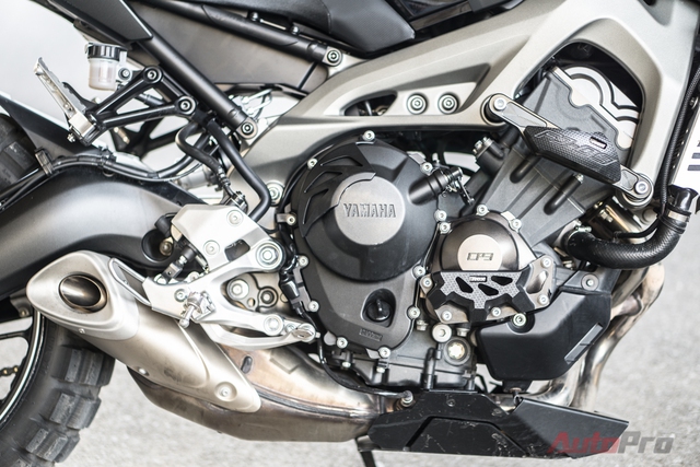 
Trái tim của Yamaha MT-09 là khối động cơ 3 xi-lanh, công nghệ DOHC, làm mát bằng dung dịch, dung tích 847cc. Đi kèm với đó là hộp số 6 cấp, sản sinh công suất tối đa 115 mã lực tại 10.000 v/ph, mô-men xoắn cực đại 87,5 Nm tại 8.500 v/ph.
