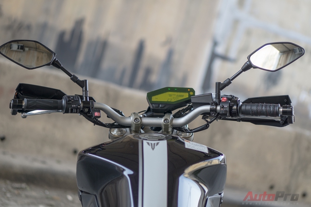 
Theo chia sẻ, biker 8X Hà thành rất thích kiểu dáng nguyên bản của Yamaha MT-09 nên đã không can thiệp quá sâu vào thiết kế của xe. Tuy nhiên, anh đã quyết định bổ sung thêm một số chi tiết để chiếc xe trở nên hoàn hảo hơn.
