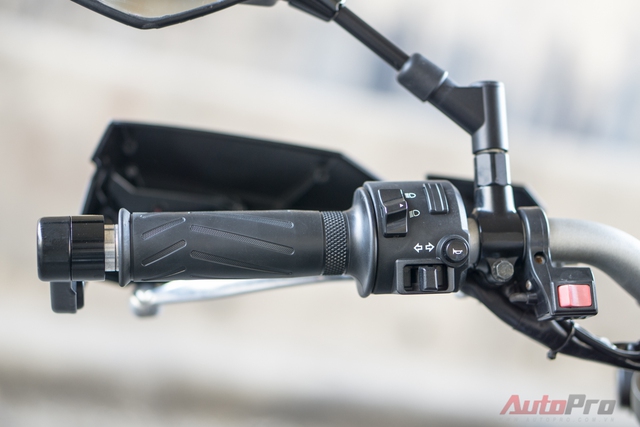 
Để tăng cường độ sáng, biker 8X Hà thành đã thêm đèn LED cho xe và độ thêm công tắc ở tay lái bên trái.
