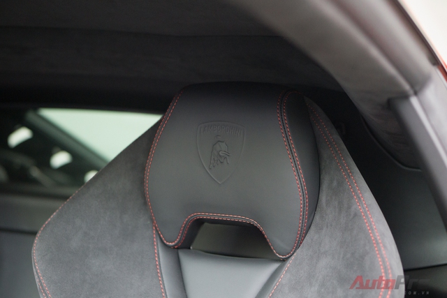 
Ghế bọc da Alcantara kết hợp cùng chỉ khâu màu đỏ tương phản. Logo Lamborghini dập chìm trên tựa đầu.
