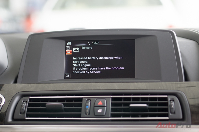 
Trên cùng là màn hình thông tin giải trí với hệ thống iDrive 5.0 hoàn toàn mới cùng BMW ConnectedDrive. BMW 640i Gran Coupe có thể phát wifi trong xe.
