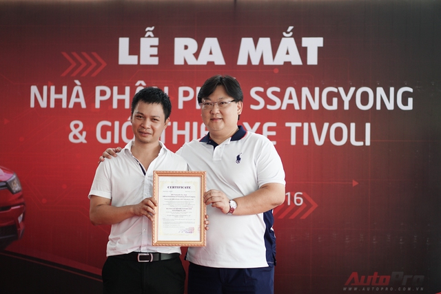 
Đại diện công ty BN Network Co., Ltd trao chứng nhận nhà phân phối chính hãng cho Auto K.
