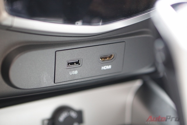 
Cổng USB, HDMI được tích hợp trong nội thất.
