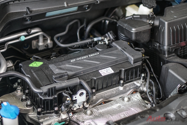
Xe được trang bị động cơ xăng e-XGi160, 4 xy-lanh, dung tích 1.6L, cho công suất cực đại 126 mã lực và mô-men xoắn lớn nhất 157 Nm, kết hợp hộp số tự động Aisin 6 cấp. Đáng chú ý, trang bị sẵn có trên xe là nút bấm điều chỉnh 3 chế độ lái (Normal, Comford và Sport) kết hợp 3 chế độ vận hành (ECO, Power, Winter) tác động trực tiếp vào động cơ, giúp chiếc xe vận hành phù hợp với nhu cầu người lái. Xe có sẵn chế độ sang số tay (M) với lẫy đẩy số nằm ngay gần tay nắm, dễ dàng chuyển số tay chỉ bằng ngón cái.
