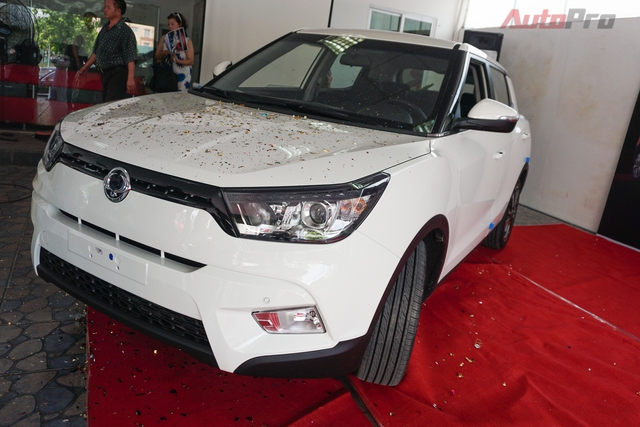 SsangYong Tivoli có kích thước dài 4.195mm, rộng 1.795mm, cao 1.590mm. Chiều dài cơ sở đạt 2.600mm. Khoảng sáng gầm xe 167mm. Xe sở hữu trọng lượng không tải 1.270kg.