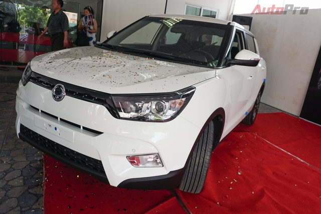 
SsangYong Tivoli có kích thước dài 4.195mm, rộng 1.795mm, cao 1.590mm. Chiều dài cơ sở đạt 2.600mm. Khoảng sáng gầm xe 167mm. Xe sở hữu trọng lượng không tải 1.270kg.
