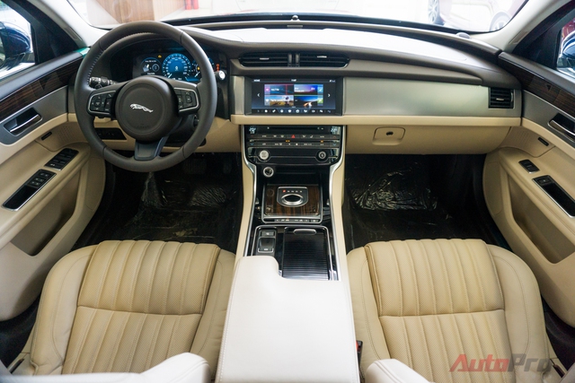 
Tổng thể nội thất của Jaguar XF nổi trội với sự rộng rãi và các trang bị ăn tiền.
