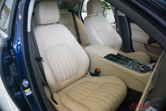 
Ghế lái có chức năng điều chỉnh điện và nhớ vị trí. Ngoài ra, ghế xe của Jaguar XF còn có các lỗ thông khí và bơm tựa lưng êm ái cho các hành trình dài.
