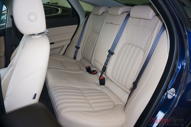 
Tất cả các ghế của Jaguar đều có tựa đầu. Khoảng để chân thoải mái và hoàn toàn có thể ngồi 3 người khi lật bệ tỳ tay lên phía trên.
