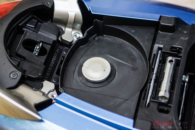 
Bình xăng 4,2 lít được đặt dưới yên xe - một trong những điểm bất tiện trên Yamaha Janus. Dưới yên xe, Yamaha trang bị cho người dùng Janus một số dụng cụ sửa chữa cơ bản.
