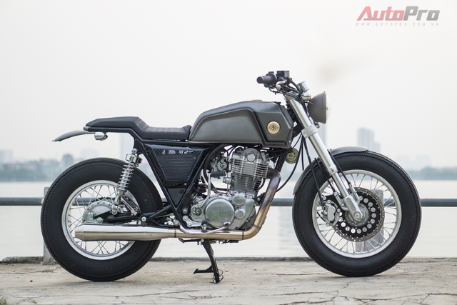 
Sau hơn 3 tháng, chiếc Yamaha SR400 của một biker Hà thành đã được lột xác với phong cách hoàn toàn mới. Hệ thống treo là phần duy nhất được giữ lại trong khi toàn bộ các bộ phận khác được thay mới với nhiều chi tiết làm thủ công.
