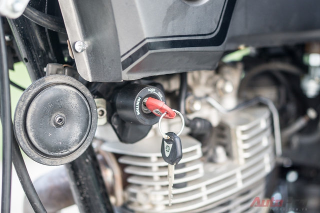 
Yamaha SR400 bố trí vị trí cắm chìa khóa bên dưới bình xăng. Xe phải khởi động bằng cần đạp thay vì nút khởi động như nhiều dòng xe hiện nay.
