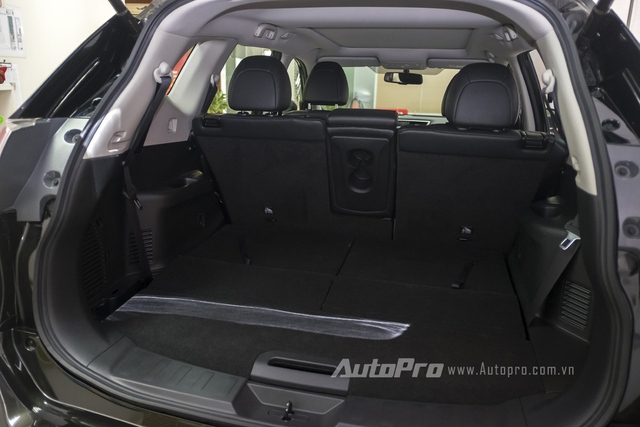 
Trong trường hợp không sử dụng, hàng ghế thứ 3 của Nissan X-trail có thể gập sát mặt sàn để tăng không gian để đồ bên trong xe.
