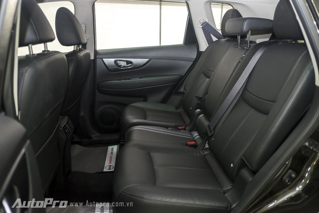 
Hàng ghế thứ hai của Nissan X-trail khá thoải mái với không gian rộng rãi và khả năng ngả ra phía sau. Tất nhiên, cửa gió hàng ghế hai cũng được trang bị.
