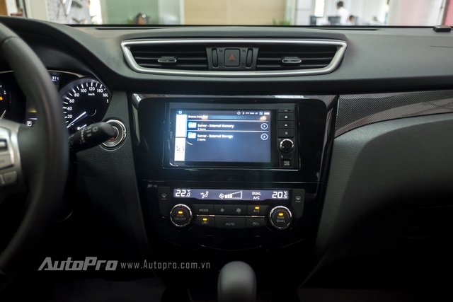 
Bảng điều khiển trung tâm của Nissan X-trail là một màn hình cảm ứng kích thước 7 inch. Xe được trang bị hệ thống điều hoà độc lập hai vùng.
