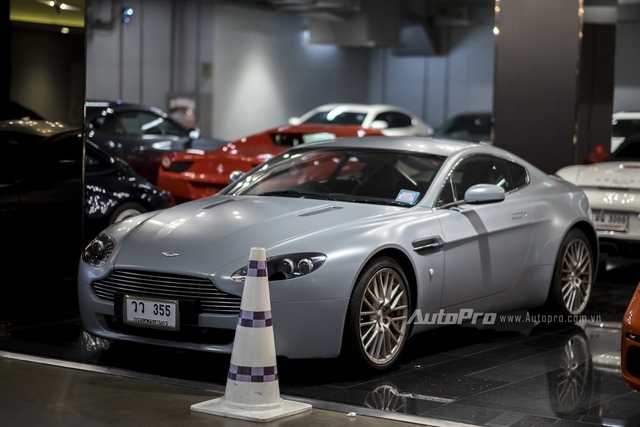 
Aston Martin Vantage với màu sơn độc đáo tại hầm gửi xe.
