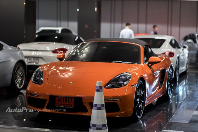 
Một chiếc xe Porsche Boxster khác với màu cam nóng bỏng.
