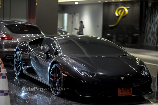 
Tiếp đến là một chiếc Lamborghini Huracan đang rất hấp dẫn khách hàng Việt.
