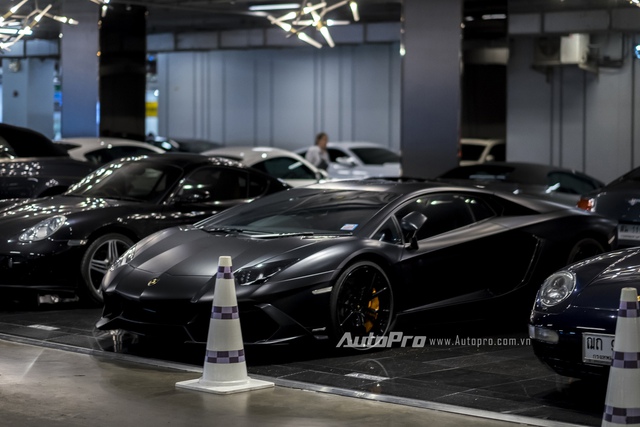 
Lamborghini cũng là một thương hiệu yêu thích của các đại gia Thái Lan khi trong hầm gửi xe này xuất hiện đầy đủ các dòng xe như Aventador LP700-4 màu đen sần này.
