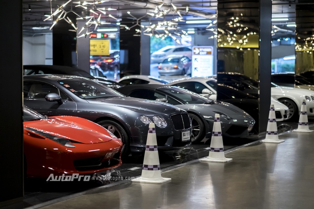 
Tại Thái Lan, mức giá dành cho các mẫu xe ô tô thấp hơn Việt Nam rất nhiều. Chính vì lẽ đó, có lẽ không quá ngạc nhiên khi bặt gặp những mẫu xe siêu sang hoặc siêu xe tại các trung tâm thương mại cao cấp ở Bangkok.
